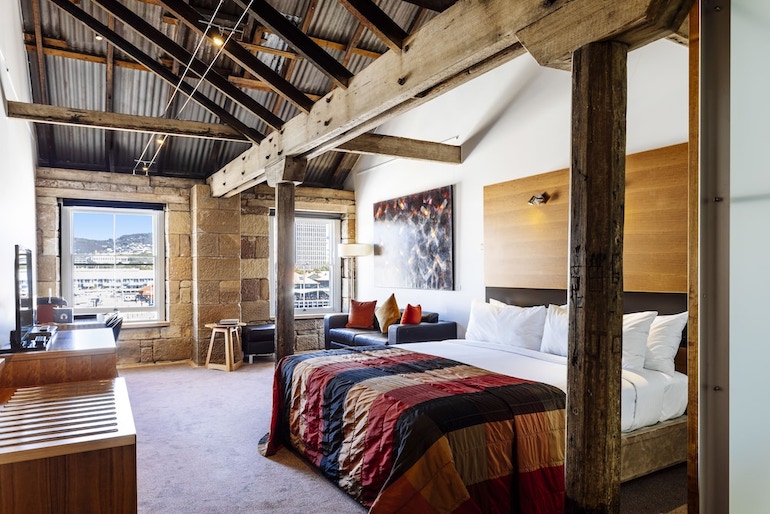 The Henry Jones Art Hotel combines the freshness of boutique hotels with the charm of rustic cabin-style accommodation.