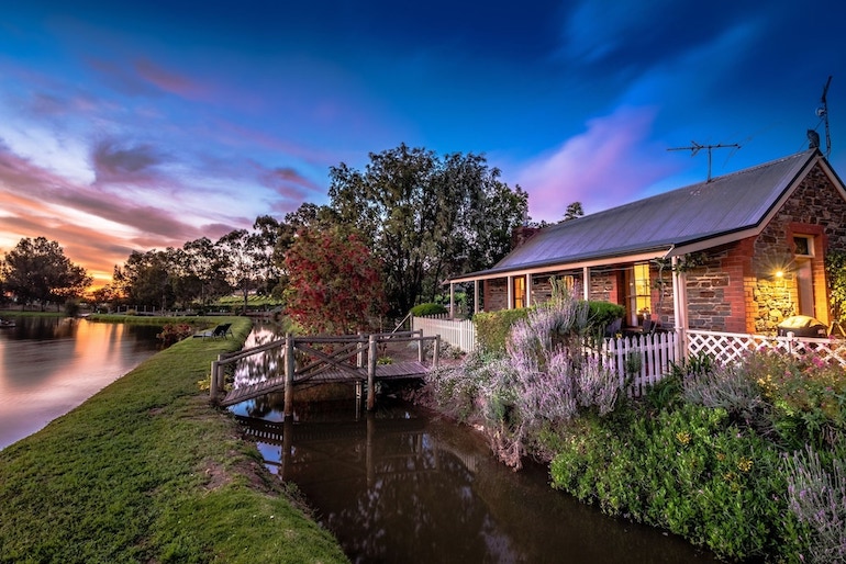 Outside Stonewell Cottages & Vineyards