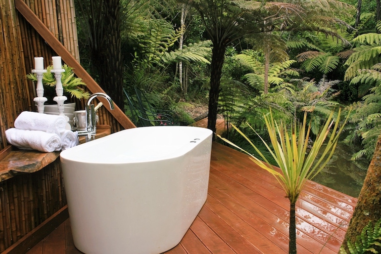 Warblers Retreat outdoor deep soaking tub