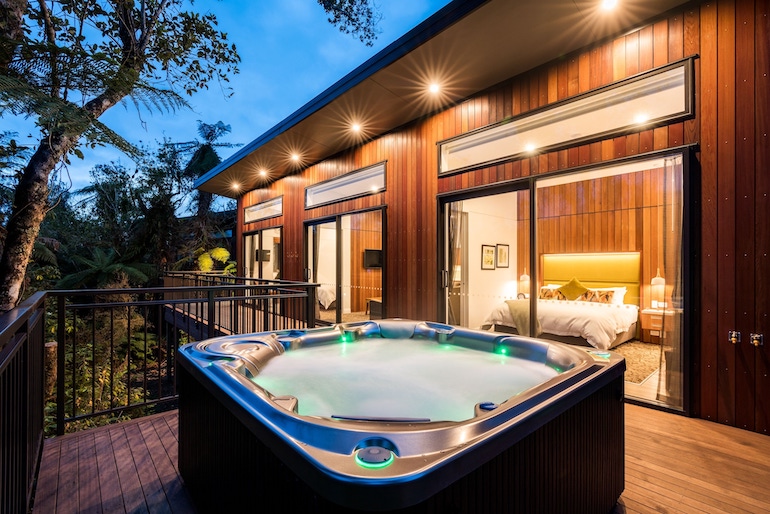 Rainforest Deluxe's private outdoor Jacuzzi