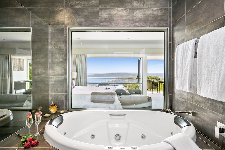 Arthurs Views spa tub and ocean view