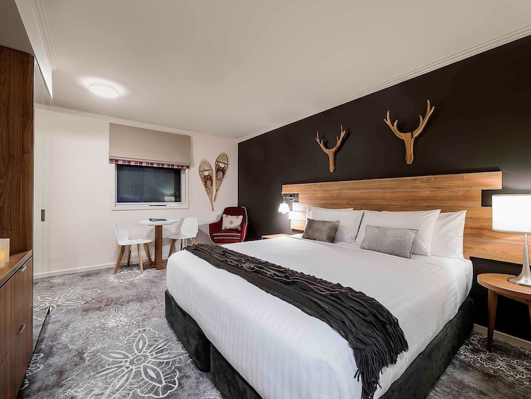 The Sebel Pinnacle Valley Resort is a wonderful choice for family weekend getaways from Melbourne with its well-appointed rooms.